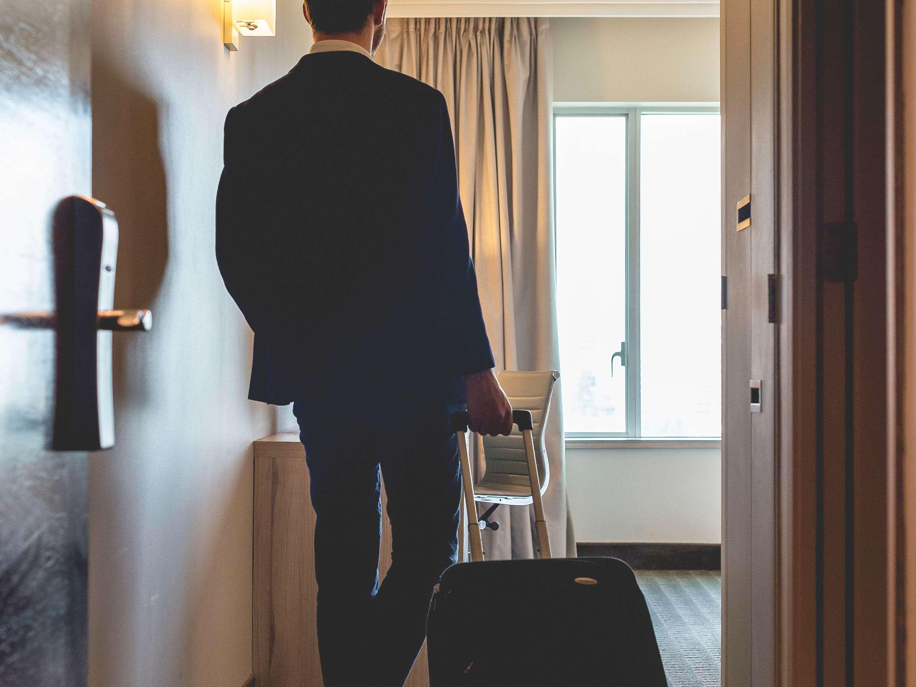 Pullman Santiago Vitacura Exterior foto A bellboy entering a hotel room