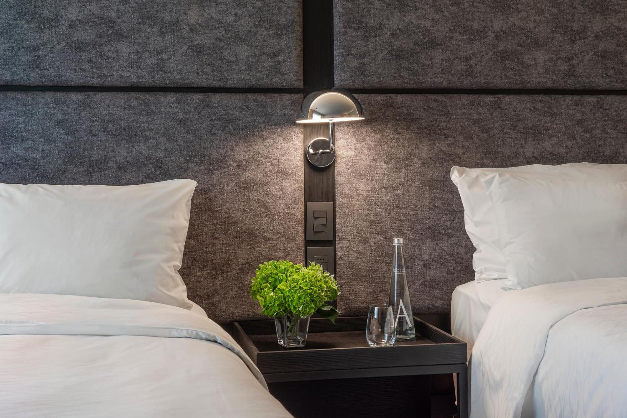 Pullman Santiago Vitacura Exterior foto A wall-mounted light