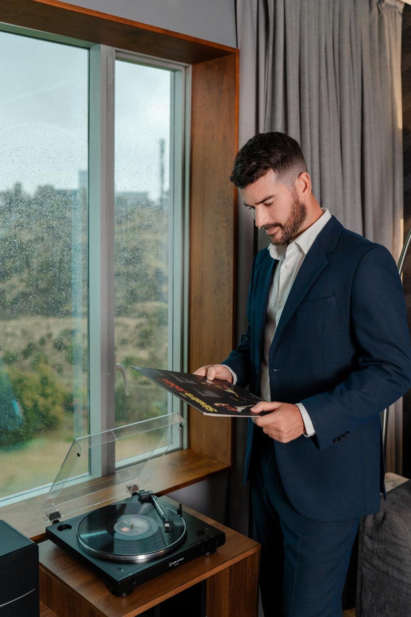 Pullman Santiago Vitacura Exterior foto A man wearing a suit