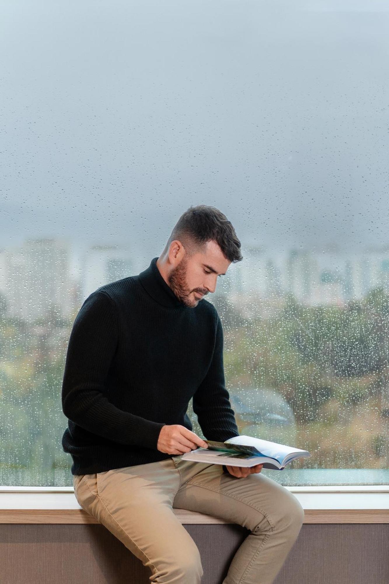 Pullman Santiago Vitacura Exterior foto A man wearing a turtleneck